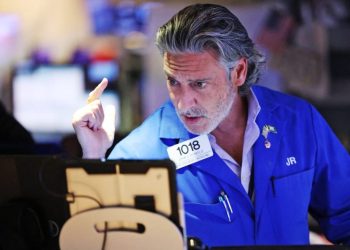 U.S. stocks close higher, bouncing back from deep sell-off