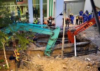 Malaysia halts rescue operation for woman who plunged into sinkhole