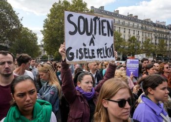 Hundreds gather in France in support of Gisèle Pélicot and all rape victims