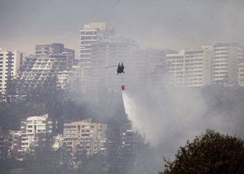 Raging wildfire covers Ecuadorian capital in smoke