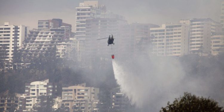 Raging wildfire covers Ecuadorian capital in smoke