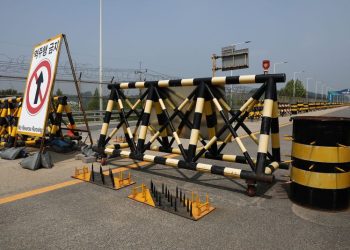 North Korea to cut off road and rail links to South Korea