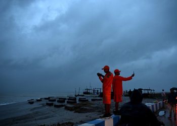 Cyclone Dana lashes eastern India as hundreds of thousands evacuate