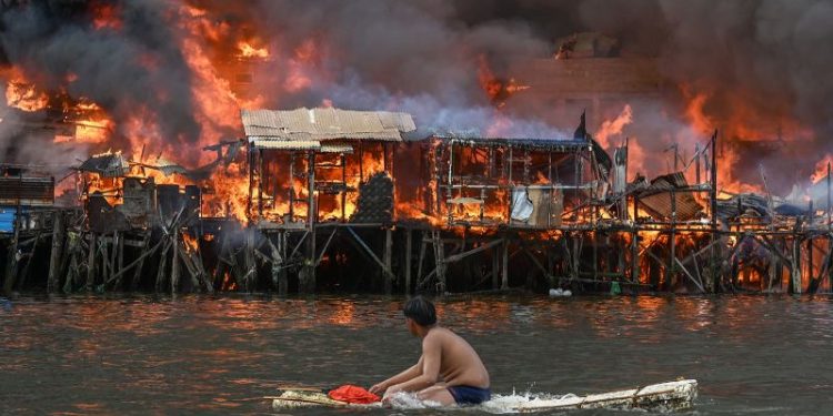 Inferno destroys thousands of shanties in Manila’s biggest slum area