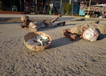 Cubans crawl on rough roads to ask for good fortune