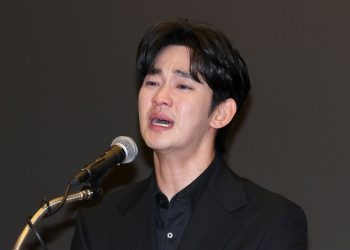 South Korean superstar Kim Soo Hyun tearfully denies controversial claims about relationship with late actress