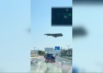 New video of China’s tailless, triple-engine fighter jet has military aviation community buzzing