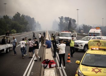 Wildfires rage outside Jerusalem, forcing evacuations and road closures