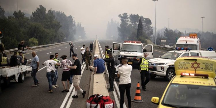 Wildfires rage outside Jerusalem, forcing evacuations and road closures