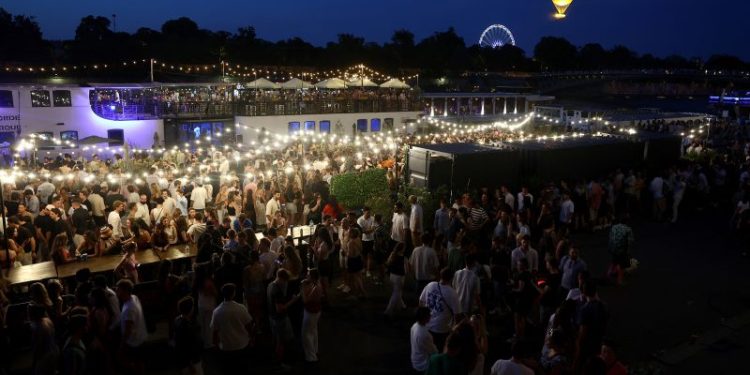 145 people pricked with syringes at France street music festival